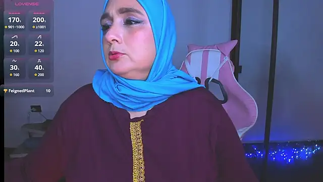 Snapshot of HijabiMilff chatting on 06-11-26, 03:43 HijabiMilff online show from 06-11-26, 03:43