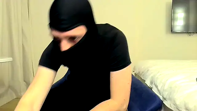 Snapshot of RyanRubber chatting on 03-17-26, 08:23 RyanRubber online show from 03-17-26, 08:23