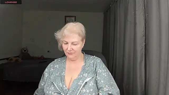 Snapshot of Mary-Leee chatting on 06-12-26, 04:50 Mary-Leee online show from 06-12-26, 04:50