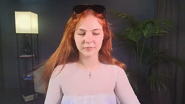 Snapshot of Elle_Funning chatting on 06-25-26, 03:27 Elle Funning online show from 06-25-26, 03:27