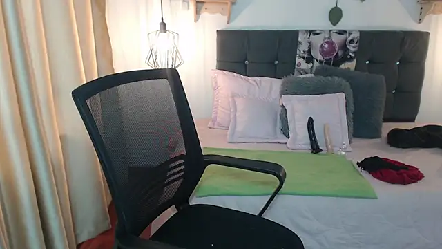 Emma hassani online show from 04-07-26, 01:33