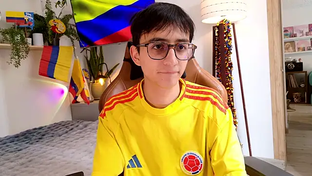 Snapshot of Sr_evann chatting on 06-19-26, 04:11 Sr evann online show from 06-19-26, 04:11