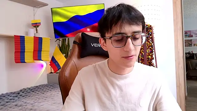 Snapshot of Sr_evann chatting on 06-22-26, 04:37 Sr evann online show from 06-22-26, 04:37