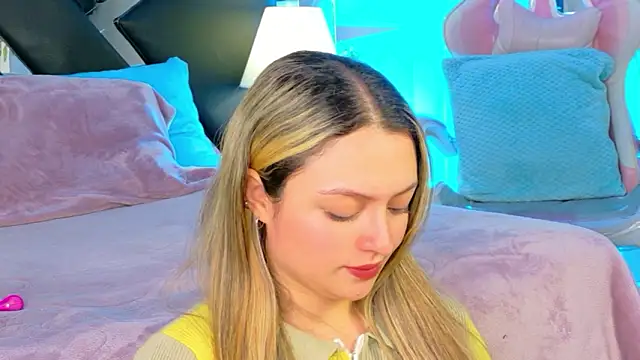 Giigii Hadid  online show from 02-25-26, 08:18