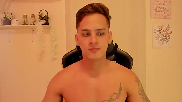 Snapshot of sexy_andres01 chatting on 04-29-26, 04:33 sexy andres01 online show from 04-29-26, 04:33