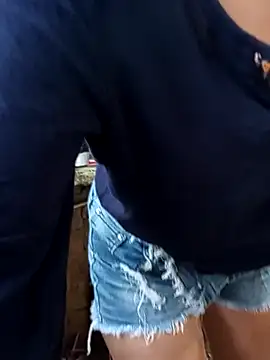 yuliitza4 online show from 04-17-26, 03:37