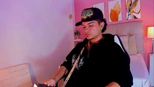 Snapshot of Briian__ chatting on 06-11-26, 07:23 Briian online show from 06-11-26, 07:23
