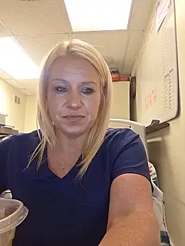 Snapshot of LadyB07 chatting on 06-11-26, 05:00 LadyB07 online show from 06-11-26, 05:00