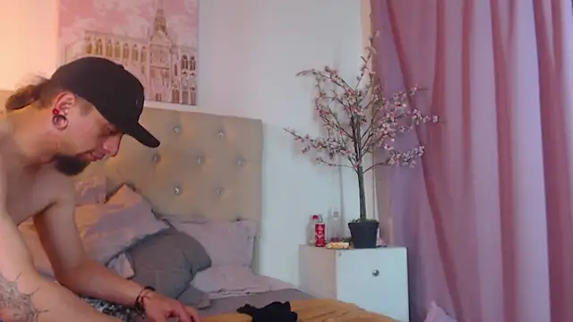 Snapshot of Rommen_N_Zoe chatting on 05-08-26, 01:55 Rommen N Zoe online show from 05-08-26, 01:55