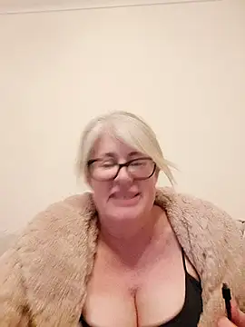 Snapshot of FlirtyFleur-x chatting on 03-29-26, 12:43 FlirtyFleur-x online show from 03-29-26, 12:43