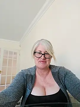 Snapshot of FlirtyFleur-x chatting on 04-07-26, 01:22 FlirtyFleur-x online show from 04-07-26, 01:22