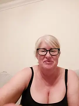 Snapshot of FlirtyFleur-x chatting on 04-14-26, 07:09 FlirtyFleur-x online show from 04-14-26, 07:09