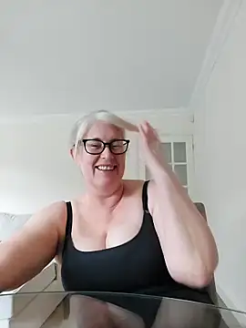 Snapshot of FlirtyFleur-x chatting on 04-15-26, 08:10 FlirtyFleur-x online show from 04-15-26, 08:10