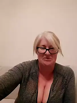 Snapshot of FlirtyFleur-x chatting on 04-16-26, 07:47 FlirtyFleur-x online show from 04-16-26, 07:47