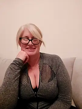 Snapshot of FlirtyFleur-x chatting on 04-16-26, 09:50 FlirtyFleur-x online show from 04-16-26, 09:50