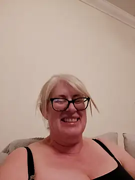Snapshot of FlirtyFleur-x chatting on 04-18-26, 07:58 FlirtyFleur-x online show from 04-18-26, 07:58