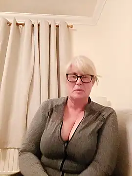 Snapshot of FlirtyFleur-x chatting on 04-19-26, 08:11 FlirtyFleur-x online show from 04-19-26, 08:11