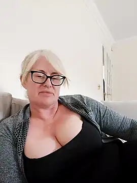 Snapshot of FlirtyFleur-x chatting on 04-21-26, 11:05 FlirtyFleur-x online show from 04-21-26, 11:05