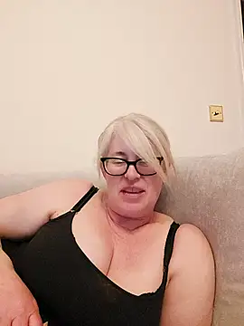 Snapshot of FlirtyFleur-x chatting on 04-22-26, 10:11 FlirtyFleur-x online show from 04-22-26, 10:11