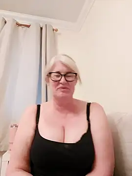 Snapshot of FlirtyFleur-x chatting on 04-27-26, 07:12 FlirtyFleur-x online show from 04-27-26, 07:12