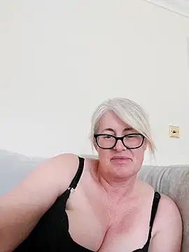 Snapshot of FlirtyFleur-x chatting on 04-28-26, 02:22 FlirtyFleur-x online show from 04-28-26, 02:22