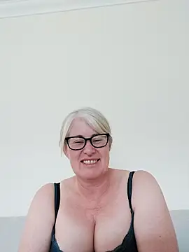 Snapshot of FlirtyFleur-x chatting on 05-03-26, 05:30 FlirtyFleur-x online show from 05-03-26, 05:30