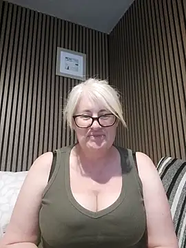 Snapshot of FlirtyFleur-x chatting on 05-08-26, 10:20 FlirtyFleur-x online show from 05-08-26, 10:20