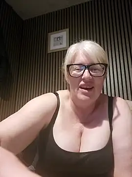 Snapshot of FlirtyFleur-x chatting on 05-16-26, 09:13 FlirtyFleur-x online show from 05-16-26, 09:13