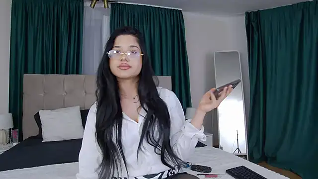 Snapshot of MissNaomiBelle chatting on 06-12-26, 06:40 MissNaomiBelle online show from 06-12-26, 06:40