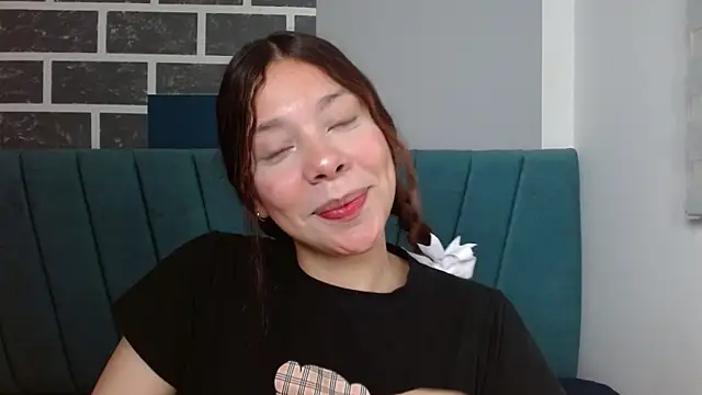 Snapshot of Sweet_kitty_05 chatting on 05-05-26, 12:40 Sweet kitty 05 online show from 05-05-26, 12:40