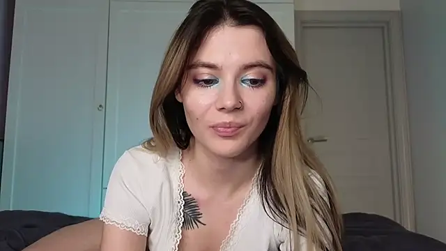 Snapshot of AliceTease chatting on 05-30-26, 04:59 AliceTease online show from 05-30-26, 04:59