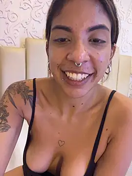 Snapshot of VioletaHills_ chatting on 04-28-26, 02:55 VioletaHills online show from 04-28-26, 02:55