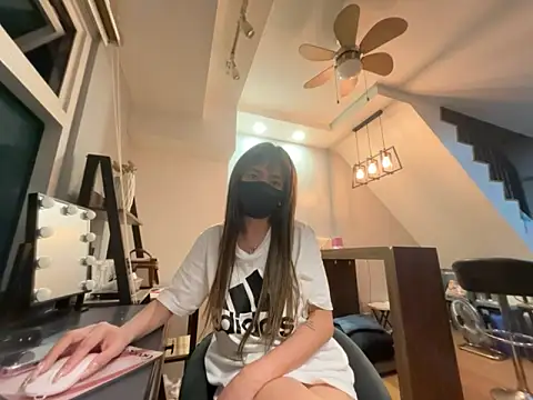 strawberryblossom93 online show from 04-04-26, 04:26