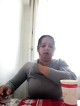 Snapshot of roxana_e43 chatting on 05-06-26, 04:41 roxana e43 online show from 05-06-26, 04:41