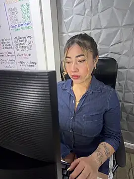 ManuelaVeeleez online show from 04-22-26, 01:52