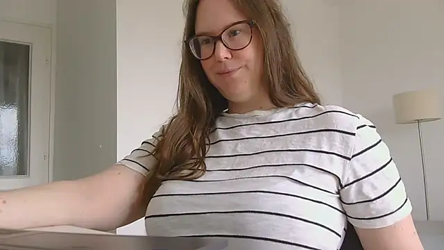 Snapshot of CelineThompson chatting on 05-15-26, 11:50 CelineThompson online show from 05-15-26, 11:50