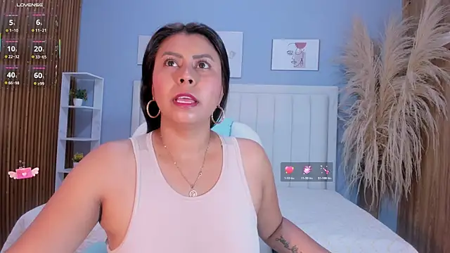 Anthonella Lux online show from 04-22-26, 11:56