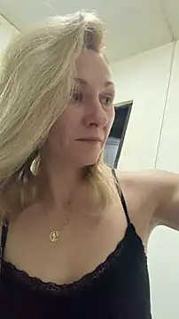 Snapshot of Secret_Ladyx chatting on 04-29-26, 01:21 Secret Ladyx online show from 04-29-26, 01:21
