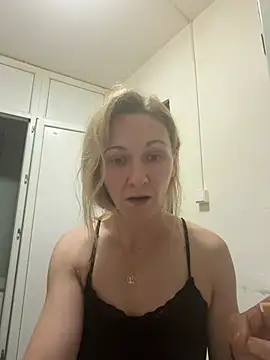 Snapshot of Secret_Ladyx chatting on 06-01-26, 04:47 Secret Ladyx online show from 06-01-26, 04:47