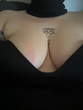 Snapshot of -coppiavogliosa69- chatting on 04-01-26, 01:01 -coppiavogliosa69- online show from 04-01-26, 01:01