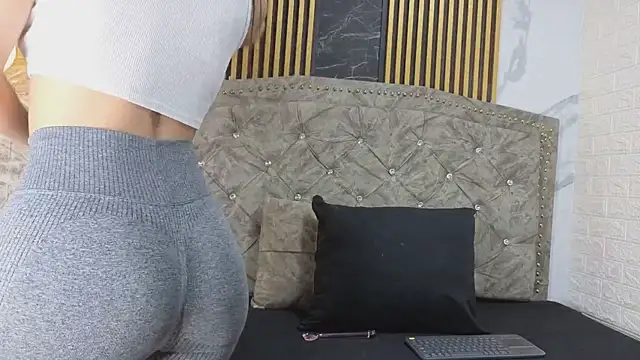 Snapshot of LyraenBlue chatting on 05-18-26, 06:25 LyraenBlue online show from 05-18-26, 06:25
