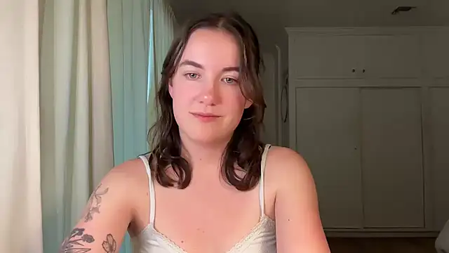 Snapshot of summerxo chatting on 05-11-26, 02:06 summerxo online show from 05-11-26, 02:06