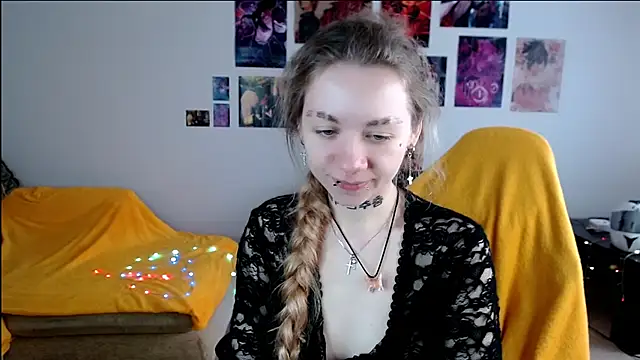 Nica Kawaii online show from 05-18-26, 04:07