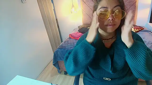 Amanda Fox   online show from 04-12-26, 12:54