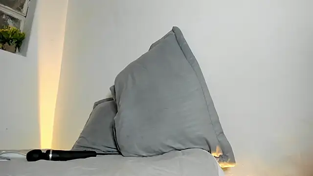 Hannah White  online show from 07-06-26, 07:49