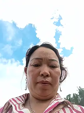 Snapshot of Yellow-pink chatting on 07-27-26, 10:44 Yellow-pink online show from 07-27-26, 10:44