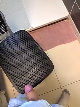 Snapshot of Louloulebon chatting on 04-08-26, 01:00 Louloulebon online show from 04-08-26, 01:00