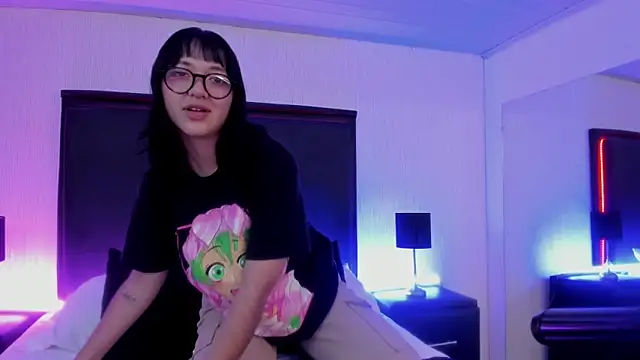 Snapshot of LilithBluum chatting on 06-04-26, 11:38 LilithBluum online show from 06-04-26, 11:38