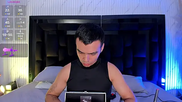 Snapshot of NicoKinggs_ chatting on 05-04-26, 02:13 NicoKinggs online show from 05-04-26, 02:13