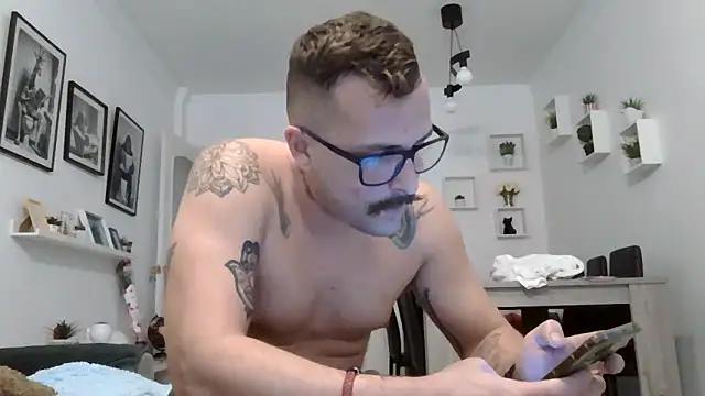 Snapshot of yanick931 chatting on 05-18-26, 04:46 yanick931 online show from 05-18-26, 04:46